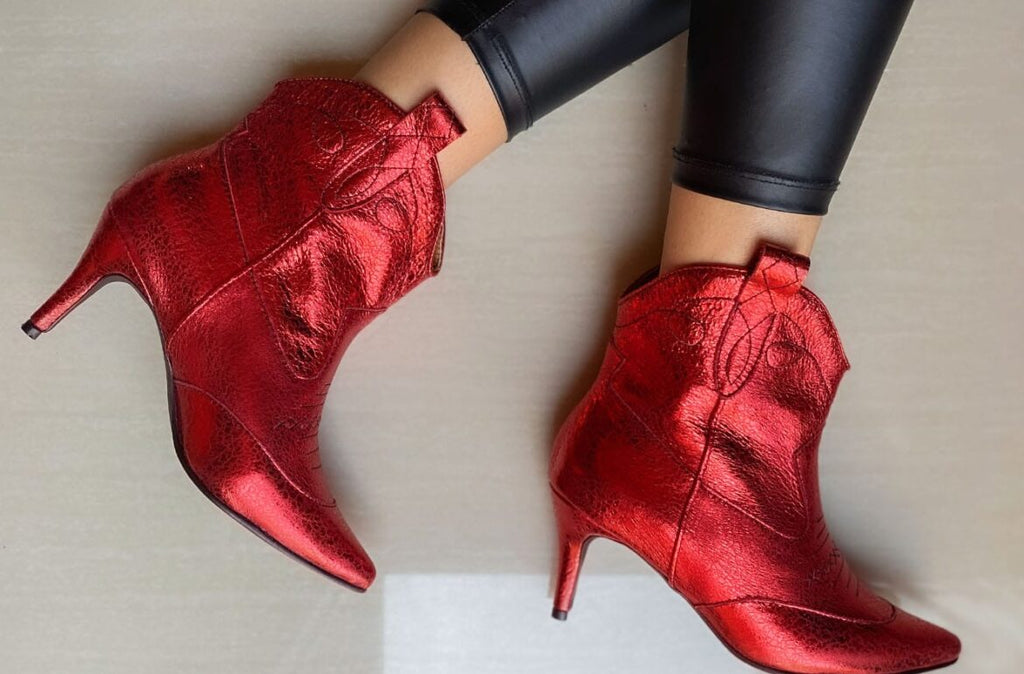 ¿CUÁLES SON LAS BOTAS QUE LAS MUJERES MÁS ELEGANTES DEBEN TENER EN EL ARMARIO?